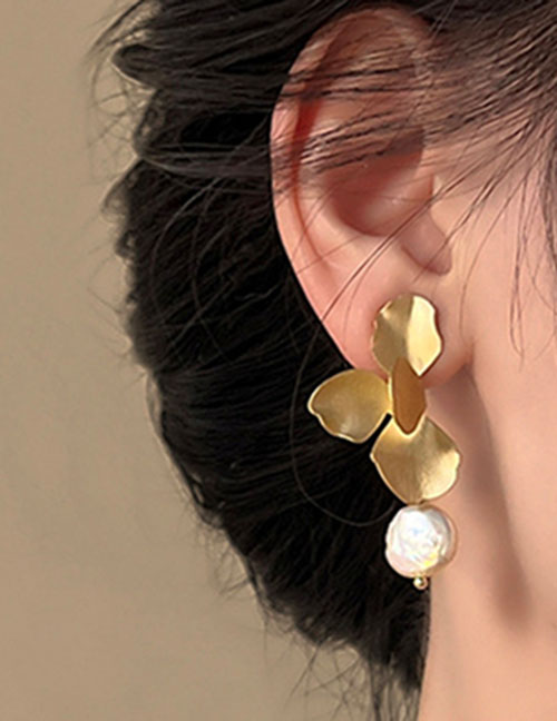 Fashion Gold Alloy Petal Pearl Earrings