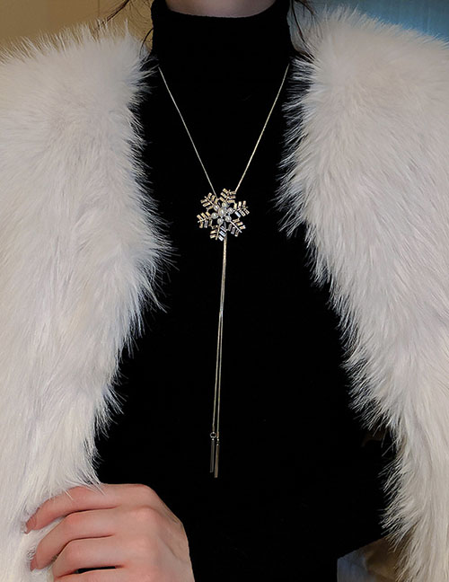 Fashion Necklace - Silver Alloy Diamond And Pearl Snowflake Y Necklace